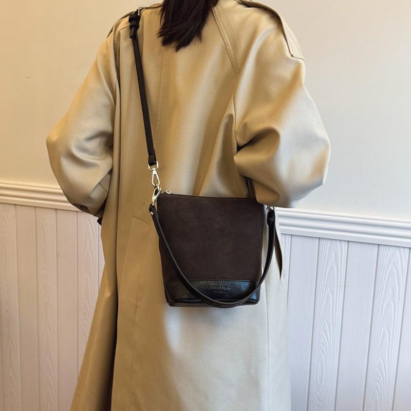 Frosted bucket bag women's niche design spring new retro fashion shoulder messenger commuter bag