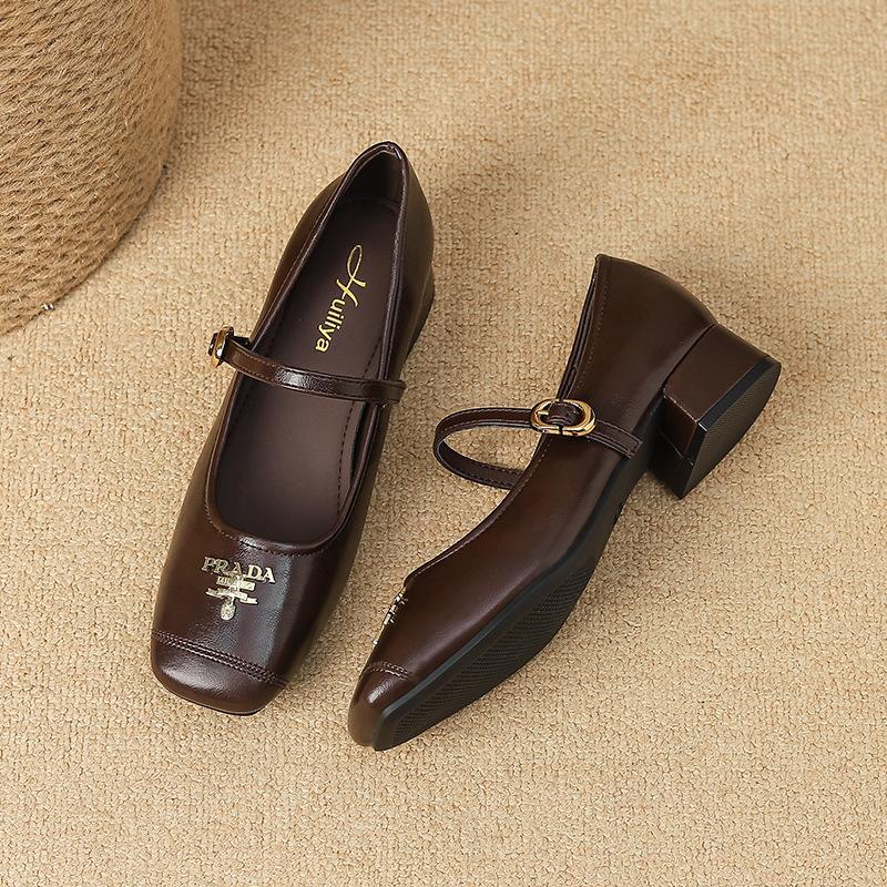 

P958-17 shallow single shoes women s 2025 autumn new French commuter versatile one-word belt Mary Jane small leather shoes 40 коричневый