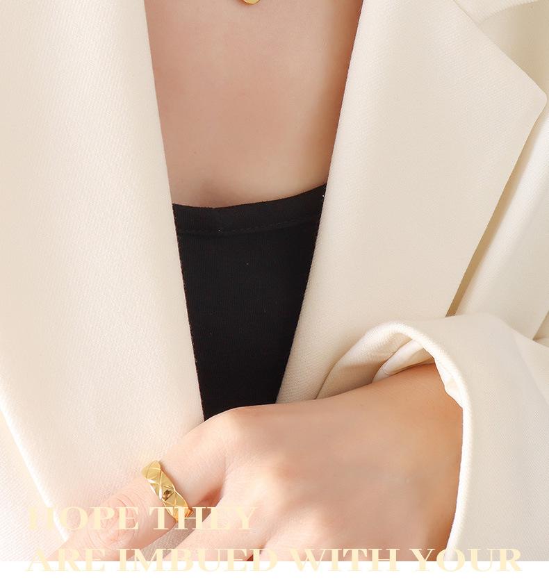 Gold-Plated Geometric Wing Pendant Necklace: Japanese-Korean Design with Titanium Steel Clavicle Chain