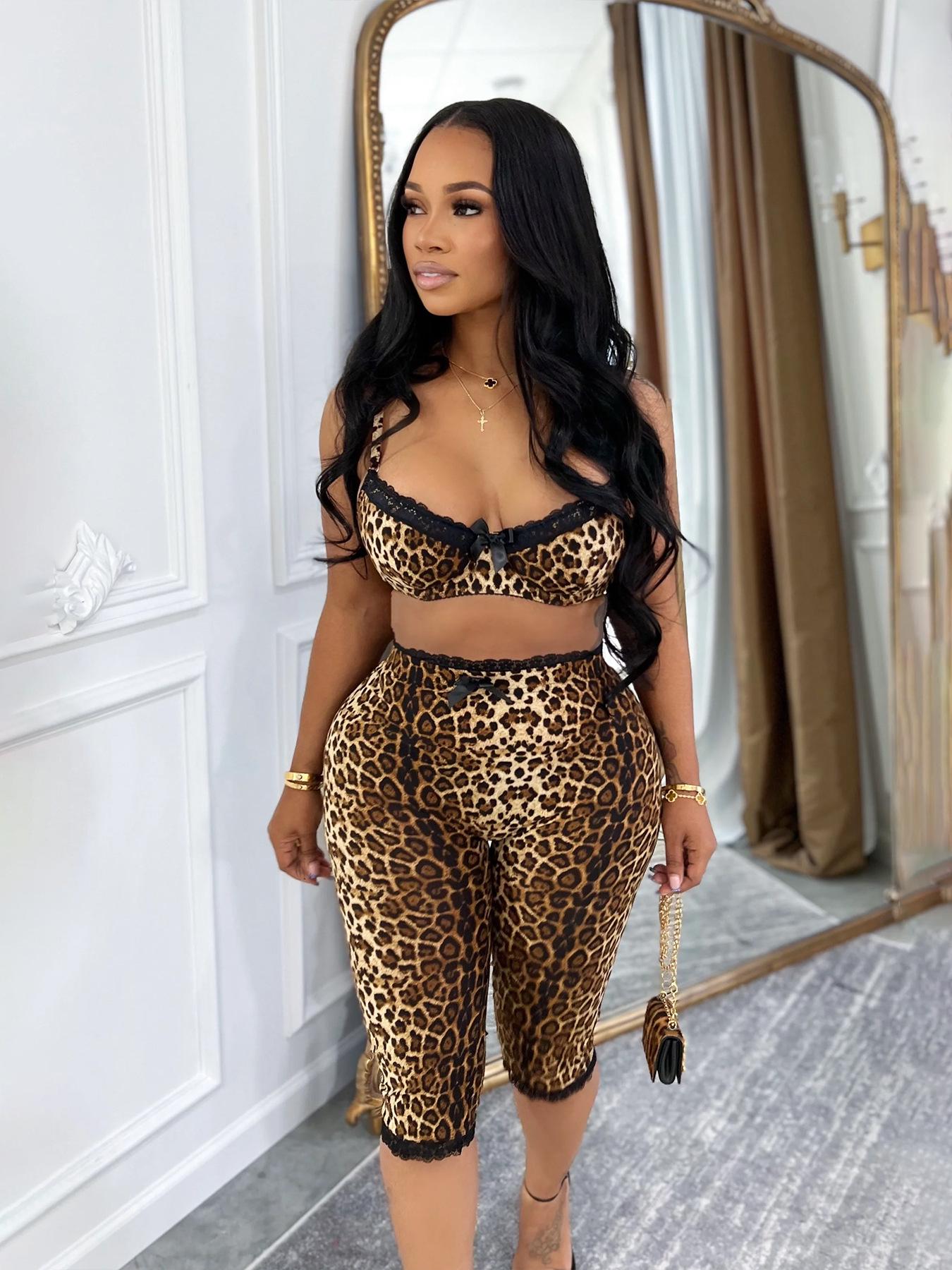 

European & American Fashion Leopard Print Bra with Lace Trim & Cropped Pants Set L темно-коричневого кольору