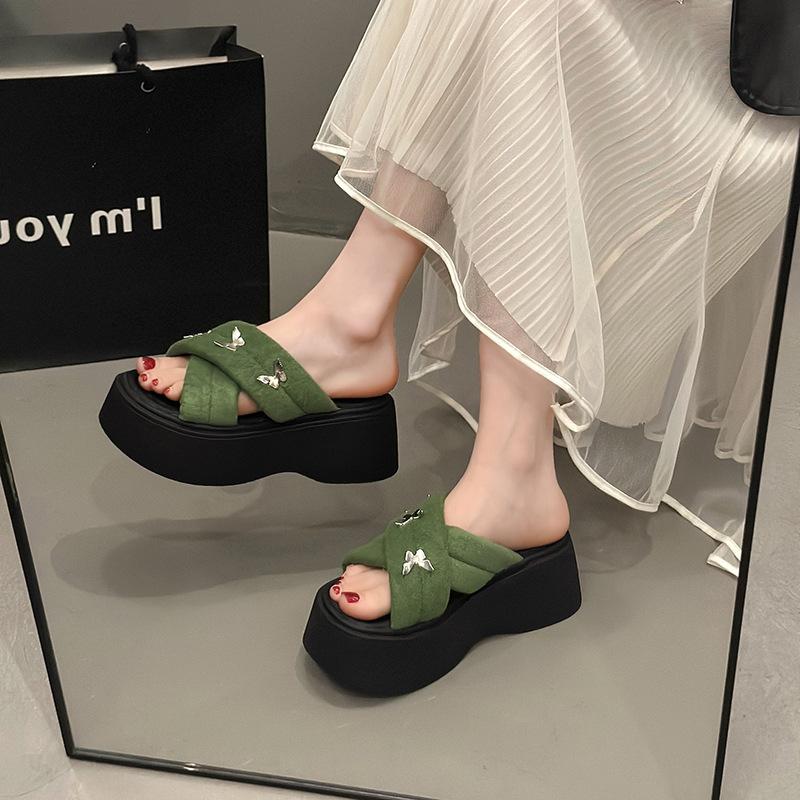 

Small person increases height by 7cm thick-soled slippers women s 2024 summer new models, light to wear outside, stepping on shit wedding shoes 40 зелений