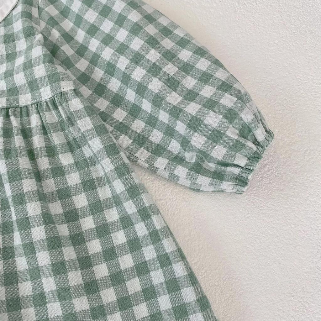 Abito a quadri da bambina autunno 2025 con ricamo di gazza e colletto da bambola.