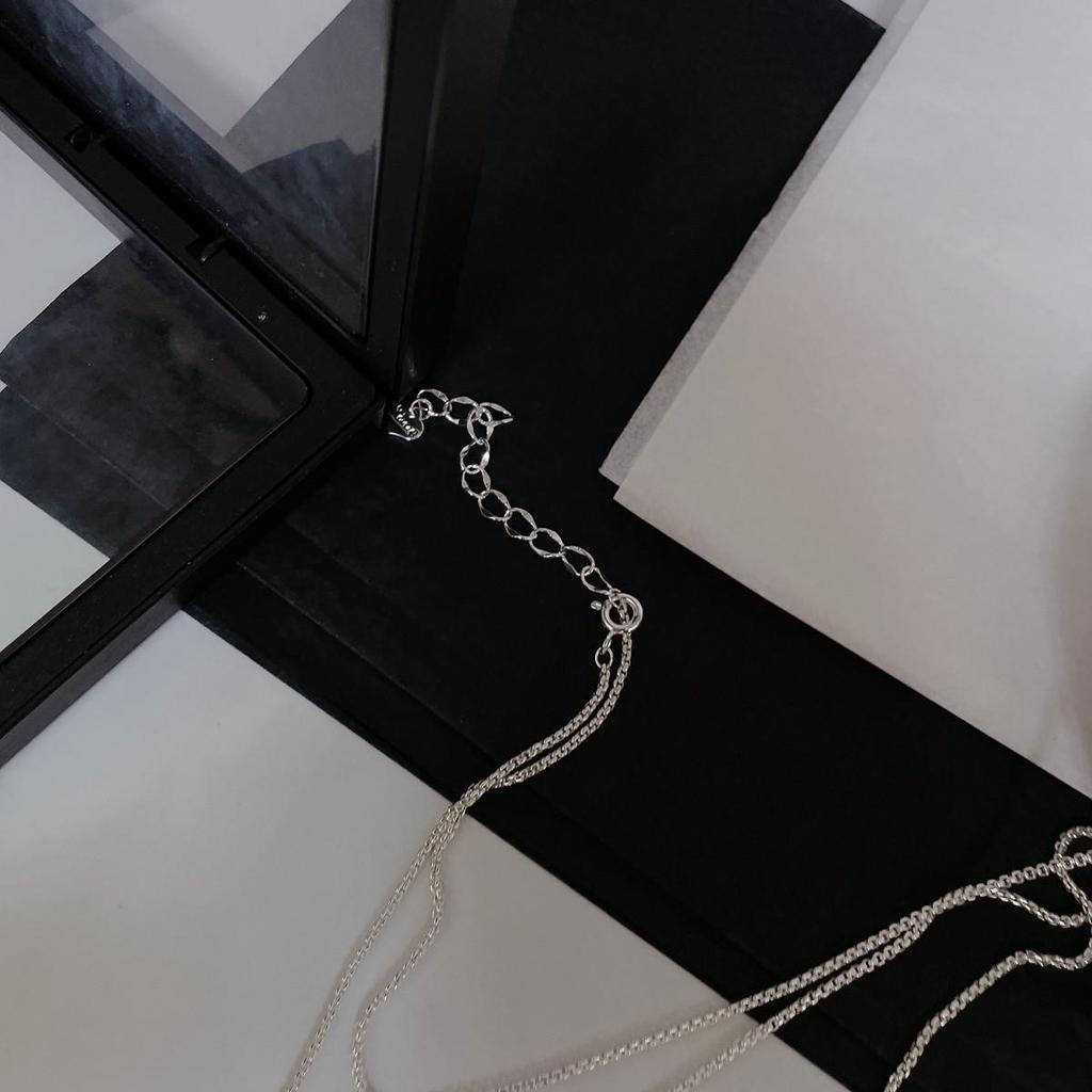 Minimalist Geometric Glossy Pendant Necklace - Simple Design, Light Luxury, High-End Feel Accessory.