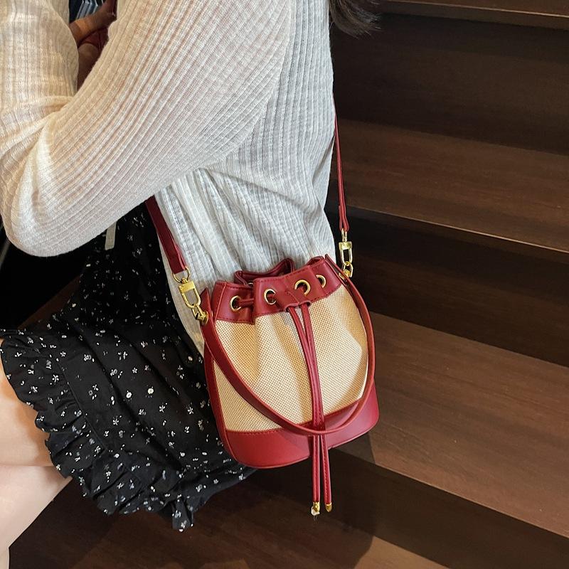 

Retro canvas handbag women s 2025 new niche design bucket bag simple and versatile shoulder messenger women s bag бордовый