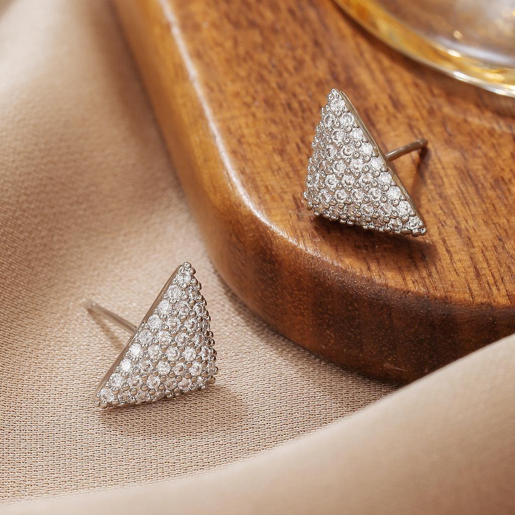 Niche full diamond three-dimensional triangular earrings, high-end fashion temperament stud earrings, earclips, commuting versatile earrings.