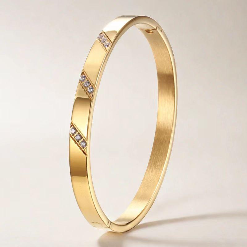 Women's Titanium Steel Bracelet with Inlaid Diamonds - Elegant Starry Design, Non-Fading, INS Style, High-End Full Diamond Bangle.