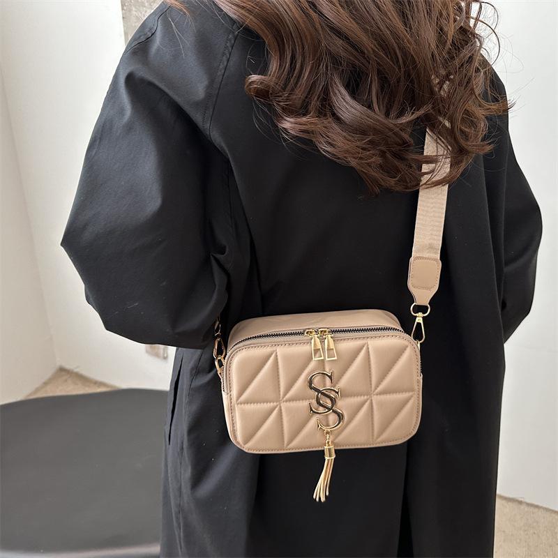 Fashion Small Square Bag Versatile Shoulder Bag Foreign Style Texture Pu Women'S Bag Foreign Gas Pressure Shell Hardware Messenger Bag