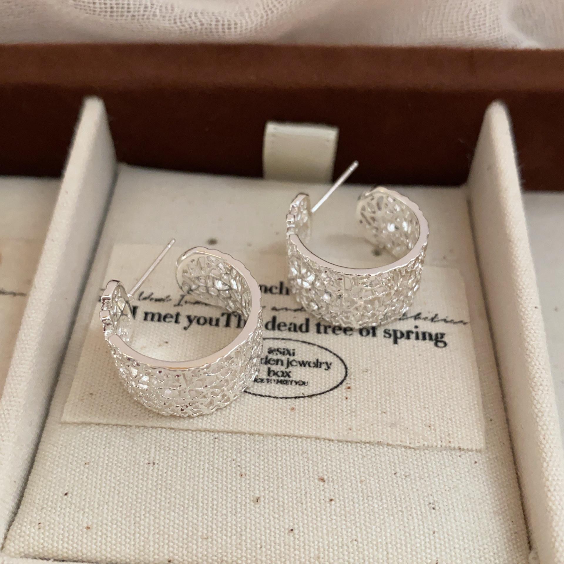 Classic Half-Circle Metal Hollow Simple Earrings, Retro Arc Niche Unique Design, Earrings Light Luxury