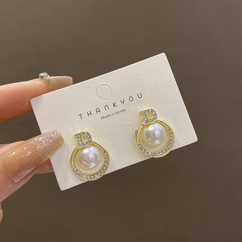 

Trend Crystal Letter D Round Imitation Pearl Stud Earrings for Women Korean Simple Fashion Cute Geometry Zircon Accessories