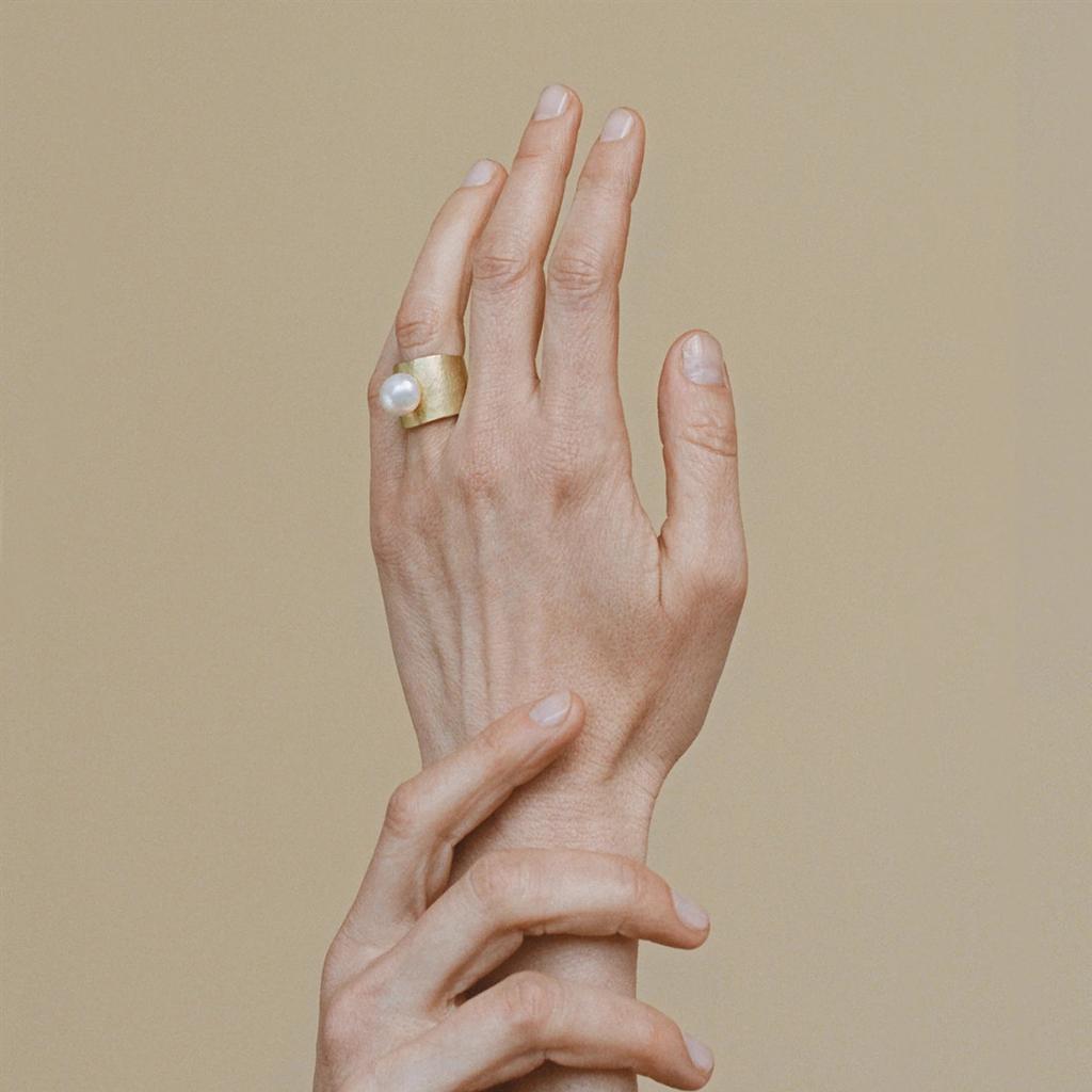 Fashion Niche Design Wide Version Copper Plated 18K Real Gold Inlaid Natural Pearl Ring Personalized Ring Women