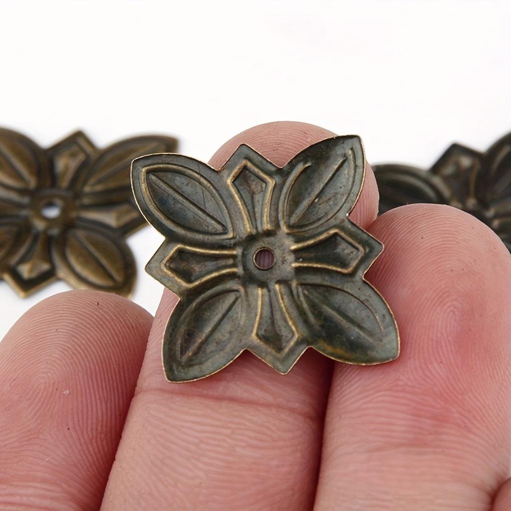 50 Sätze Viereckiges Eisenblech Blumenflicken mit Ziernägeln Set, Holzkisten-Eckstücke, Retro-Innendekoration Sofa-Möbel Tür