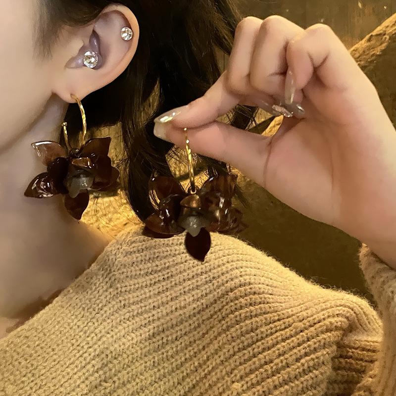 Silver needle resin flower pendant earrings retro niche fashion temperament versatile stud earrings light luxury high-end earrings women