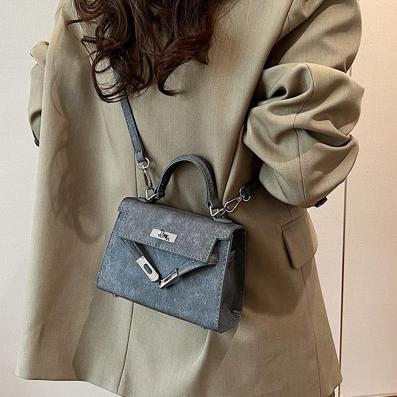 Letošní populární niche ruční taška Kelly Dámská nová retro vysoce kvalitní textura Jednoramenná crossbody taška