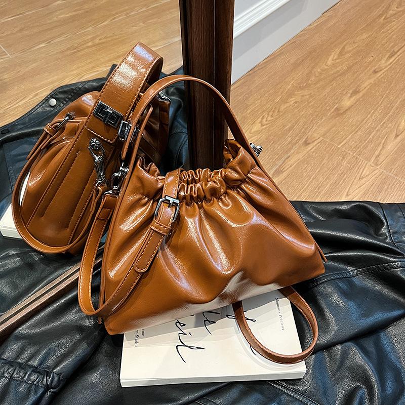 

2025 new fashion portable cloud temperament single shoulder crossbody niche design Hong Kong style pleated handbag ins women темно-зеленого