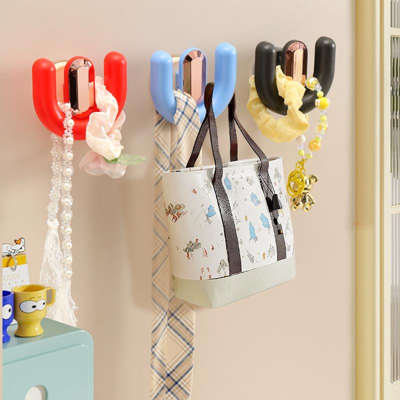 Strong Suction Cup Slipper Rack: Vacuum Press, No-Drill Hook for Bathroom Door, 5KG Load-Bearing.