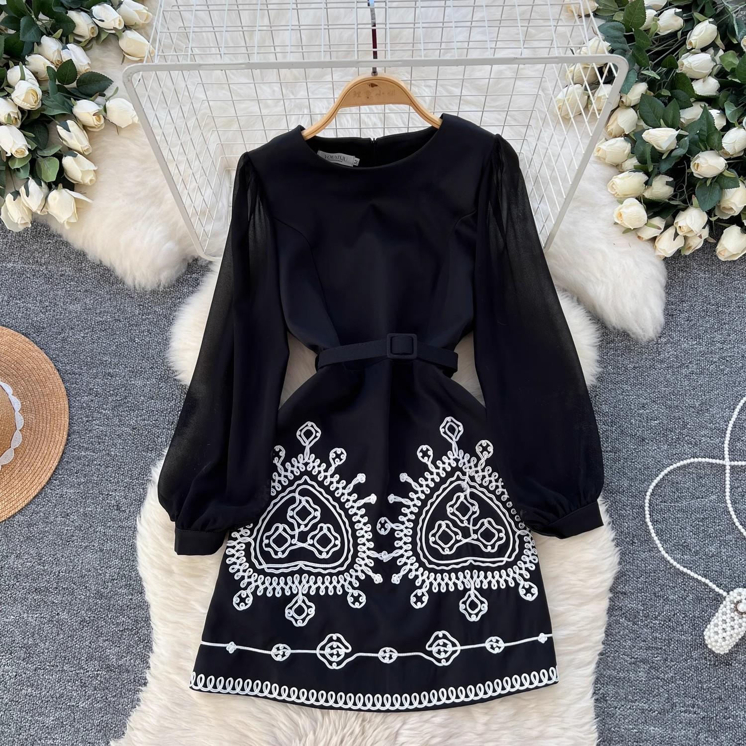 

Новое поступление осеннее шифоновое пэчворк вышитые цветы мини платье мода женщины О-образный вырез длинный рукав высокая талия черный пояс одежда XXL чёрный