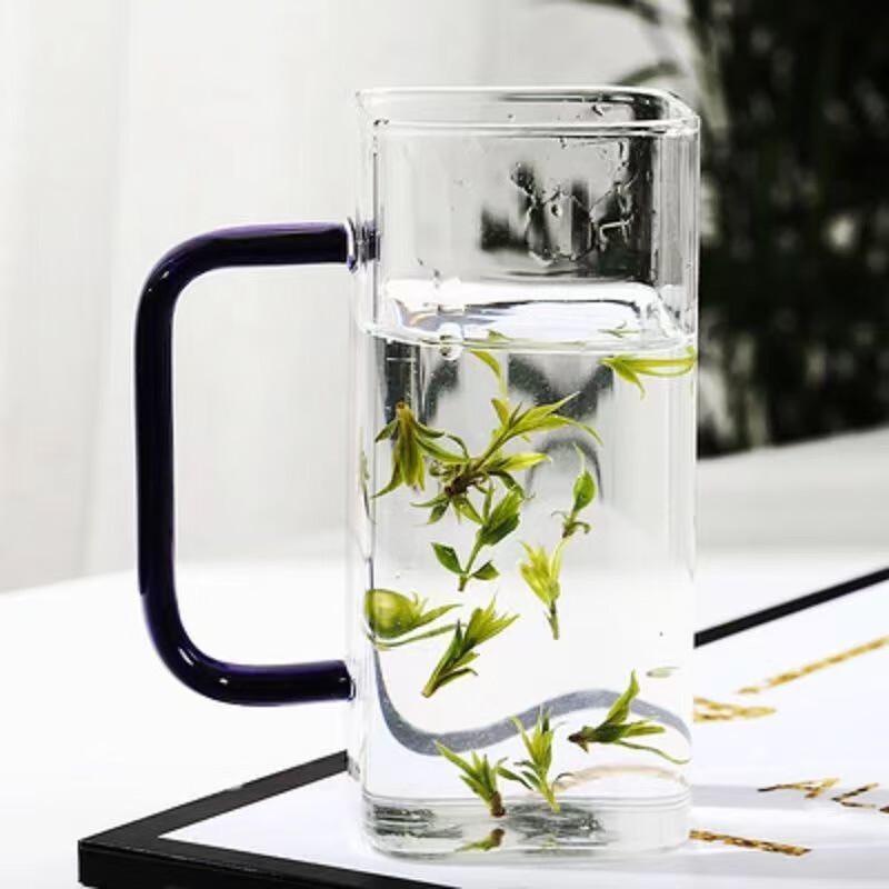 Quadratischer Glasbecher mit farbigem Henkel