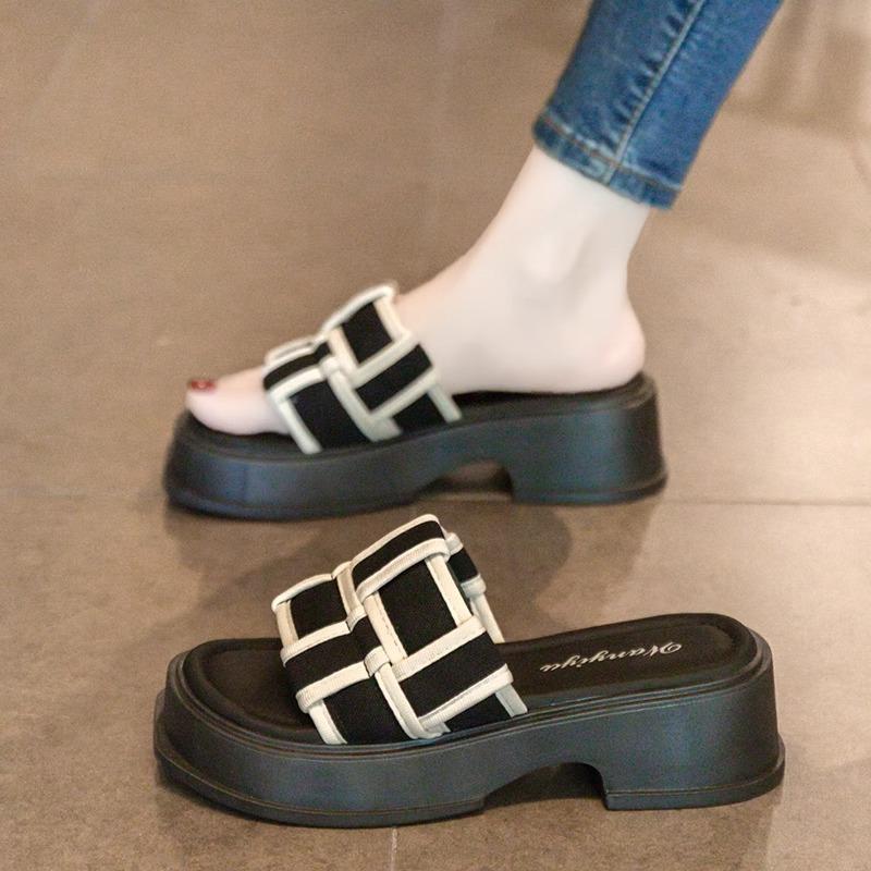 Thick bottom heightening fashionable versatile cool slippers women's outer wear 2025 summer new models step on shit feeling comfortable casual one-