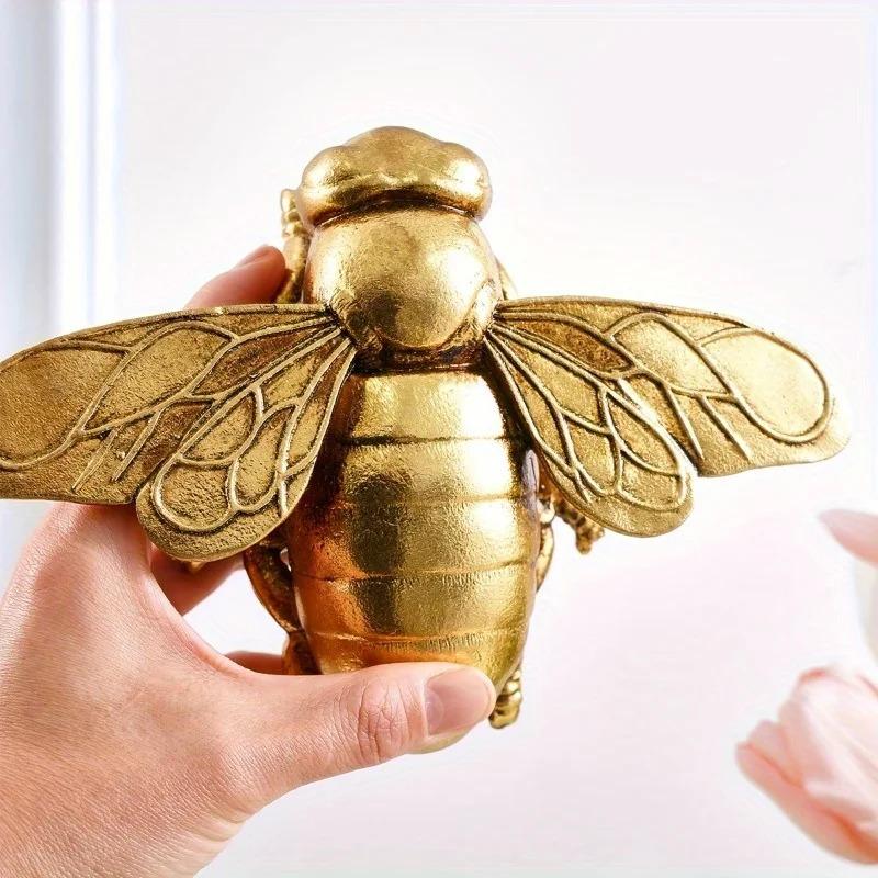 Golden Bee Wall Sculpture - Art Deco Style Resin Insect Wall Decor, Handcrafted Home Decoration for Gallery Wall & Party Decor