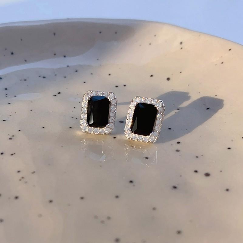 

High Quality Light Luxury Inlaid Black Square Zircon Earrings for Women French Vintage Elegance Party Weddings Jewelry Accessori срібний