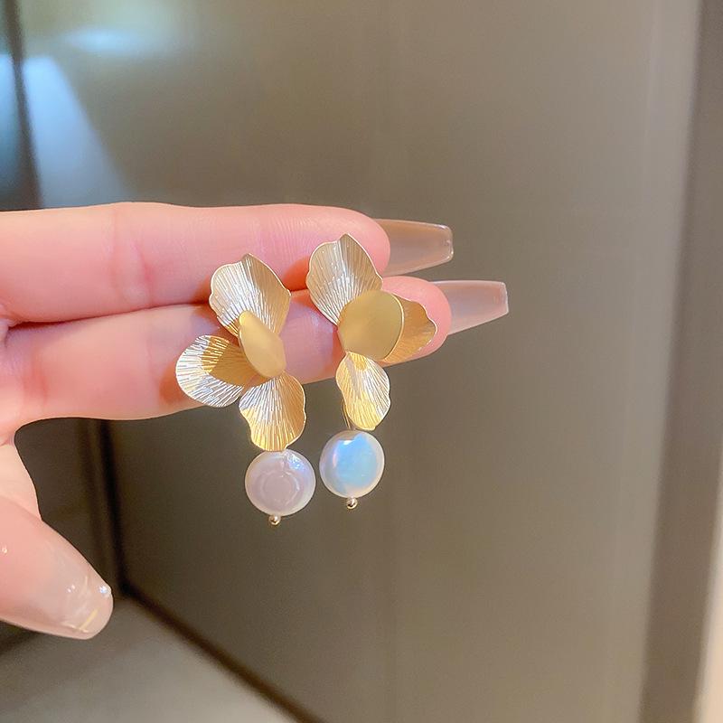 Boucles d'oreilles puces fleur perle rétro françaises haut de gamme - Élégantes, polyvalentes et à la mode pour femmes