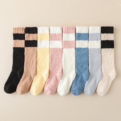Nicht fusselnde Korallenfleece-Wadenstrümpfe für Damen, Verdickte Plüsch-Haussocken für Herbst und Winter, Farbblockierte gestreifte warme Socken