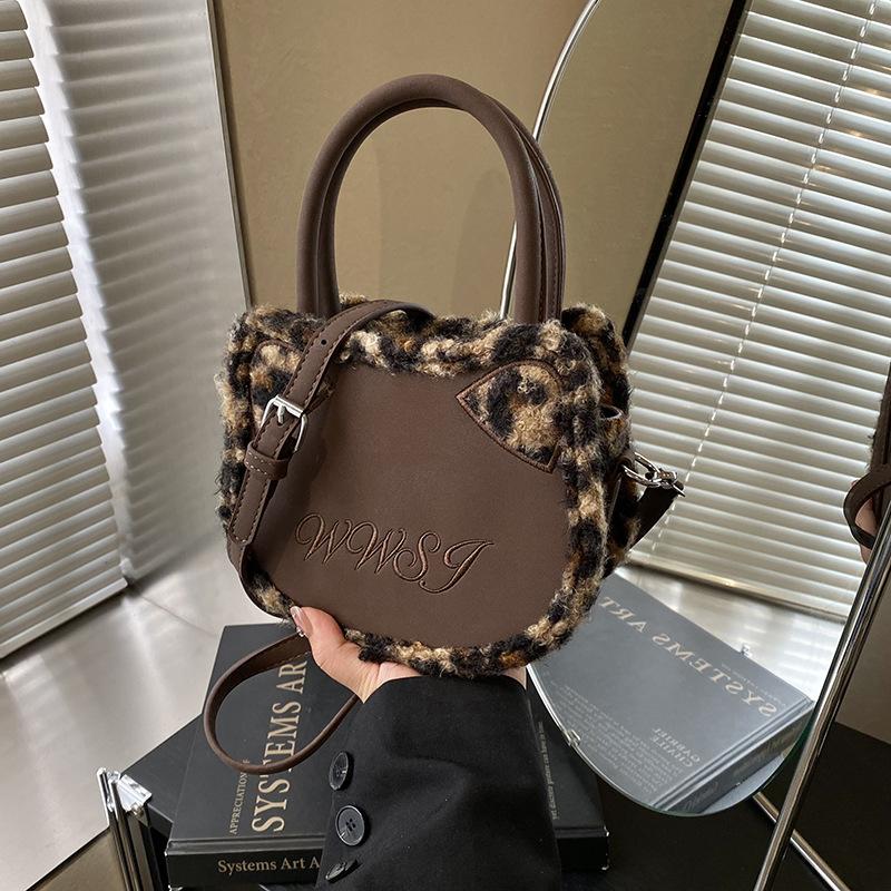 

Plush leopard print bag women s new niche design cute messenger bag high-end portable small bag