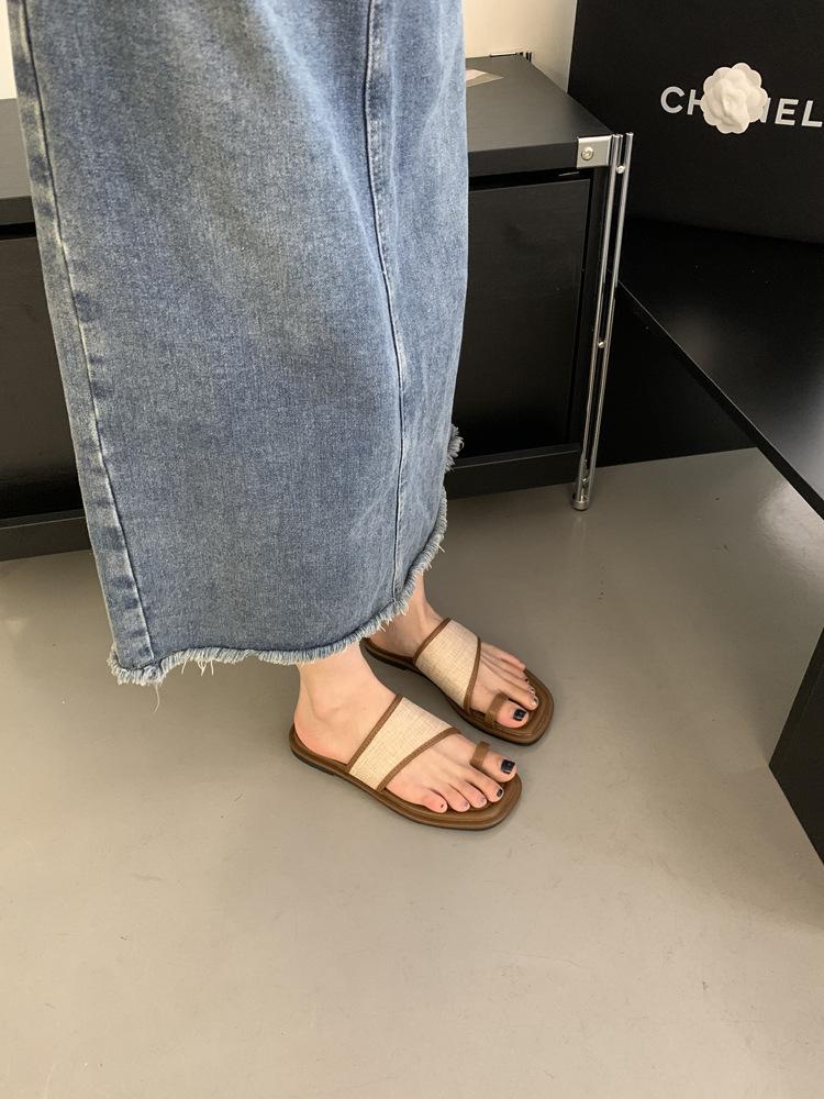 

Комплект стильных тапочек для женщин на лето 2025 года, новые простые сандалии на мягкой подошве 42 коричневый