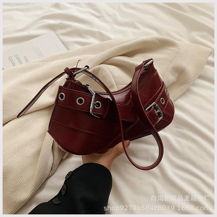 

Premium sense niche underarm bag women s 2025 new fashion versatile shoulder bag simple retro commuter handbag красный