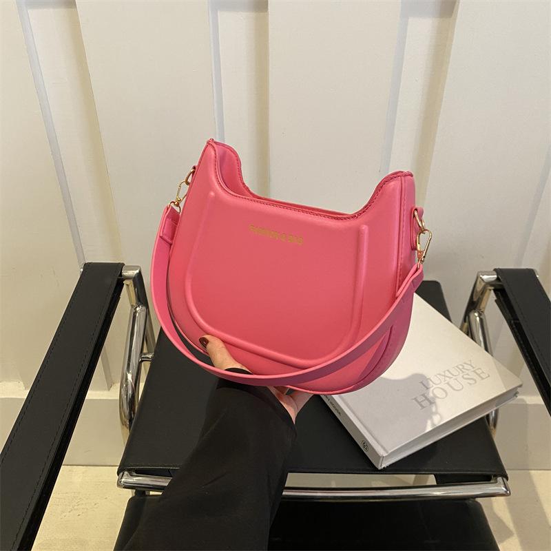 

Solid color foreign style spring handbag women s chain pressure shell 2024 new niche texture shoulder messenger bag underarm bag троянди рожеві кольору