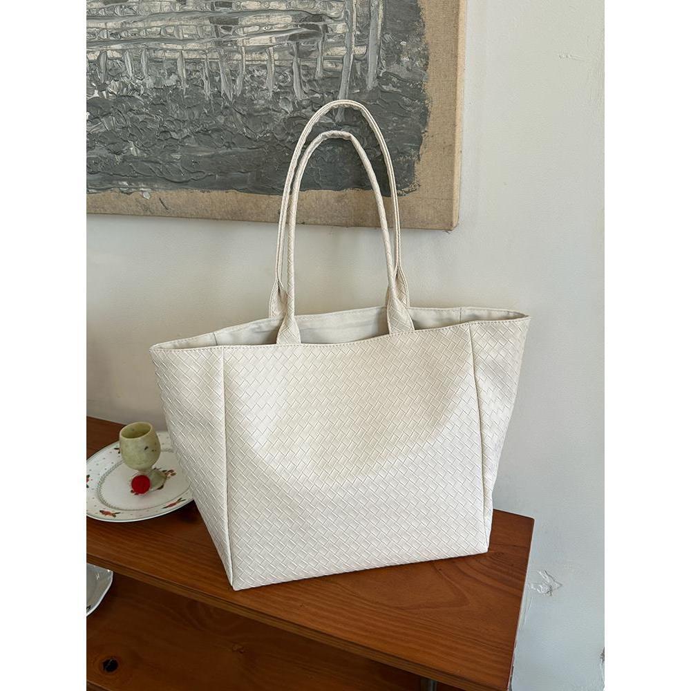 

Новая плетеная сумка из мягкой кожи большой вместимости, корейская нишевая сумка через плечо высокого класса, сумка-тоут для通勤 бежевый