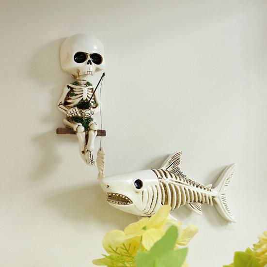 Veggskjelettstatue Fiske Menneskeskjelettfigur med Hai Gotisk Resin Veggdekor Fisker Skjelett for Halloweenfester