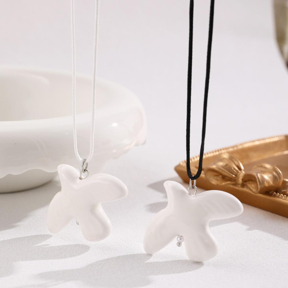 Colar com pingente de pomba da paz e ramo de oliveira em preto e branco, de inspiração vintage.