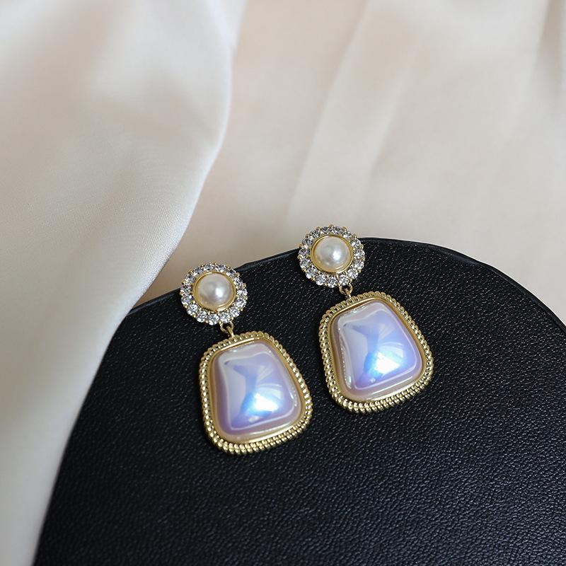 Orecchini alla moda con frange, lussuosi e sofisticati, dal fascino elegante. Lunghi Orecchini di Perle per uno Stile Versatile e Raffinato.