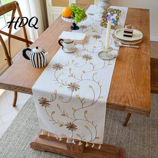 High Quality Embroidered Table Linen Floral Runner Elegant Dining Cover White Rustic Scratch Resistant Runner with Tassels for Home Wedding