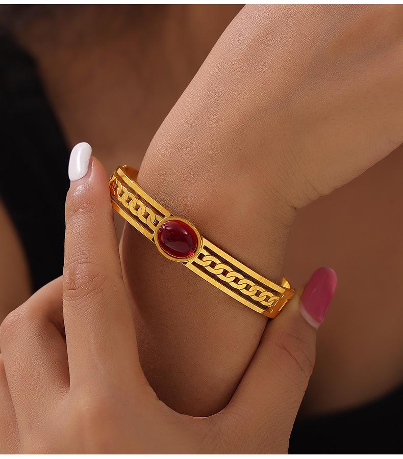 Minimalistisches Armband im chinesischen Stil mit durchbrochenem Muster, Natursteinintarsien und goldplattiertem Titanstahl