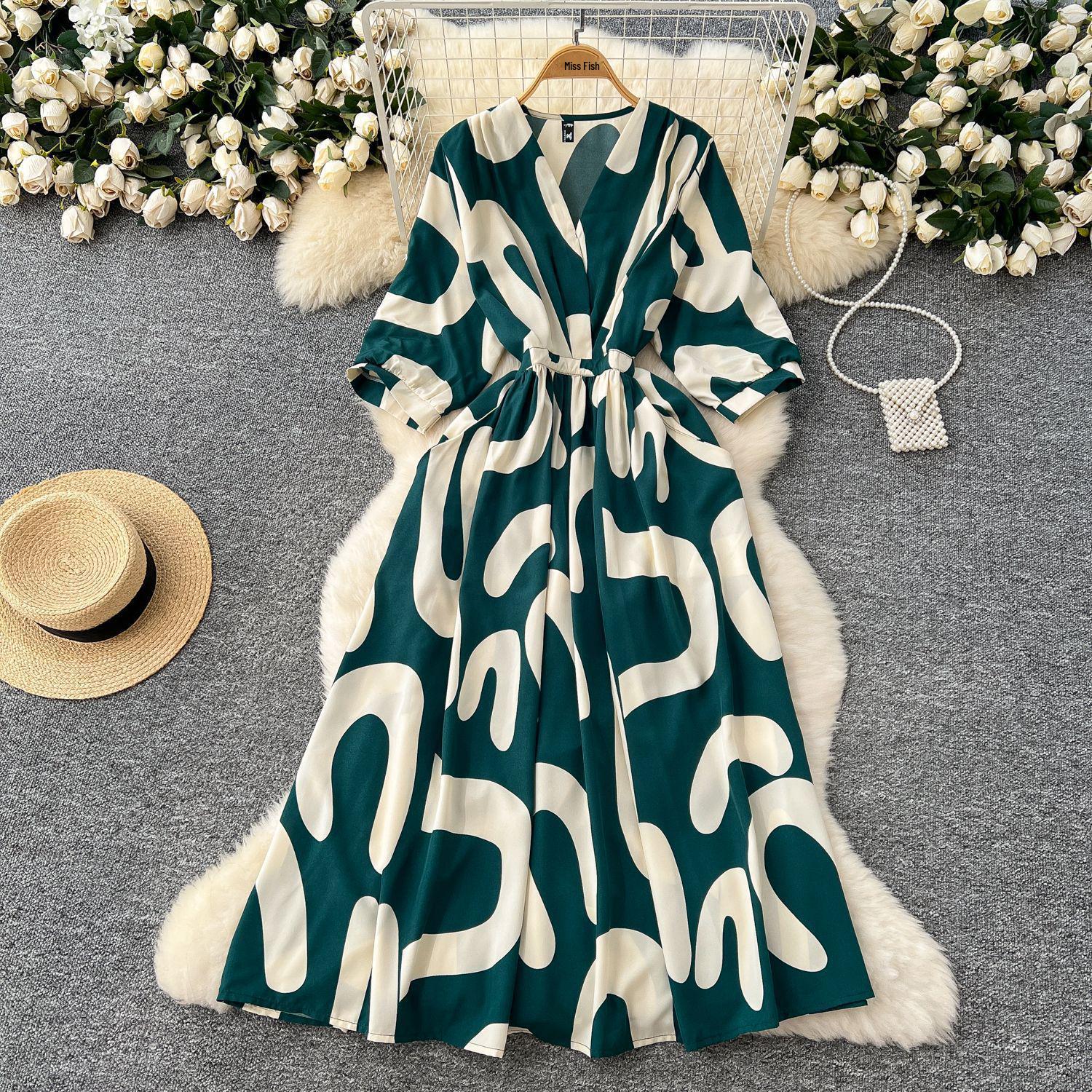

Niche Retro V-Neck Printed Dress: Women s French Waist-Cinching Slim A-Line Skirt with Three-Quarter Sleeves One Size темно-зелений колір