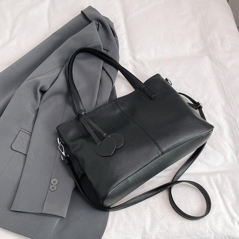 

High value sense 2025 summer new fashionable foreign style large capacity tote commuter shoulder messenger bag portable women s bag чёрный