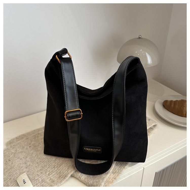 

Retro soft-faced suede messenger bag women s 2025 new autumn and winter popular large-capacity shoulder bag popular tote bag чорний