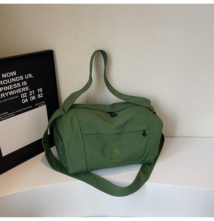 

2025 New Simple Casual Nylon Shoulder Bag Women s Commuter Large Capacity Lightweight Versatile Simple Student Crossbody Bag зелёный