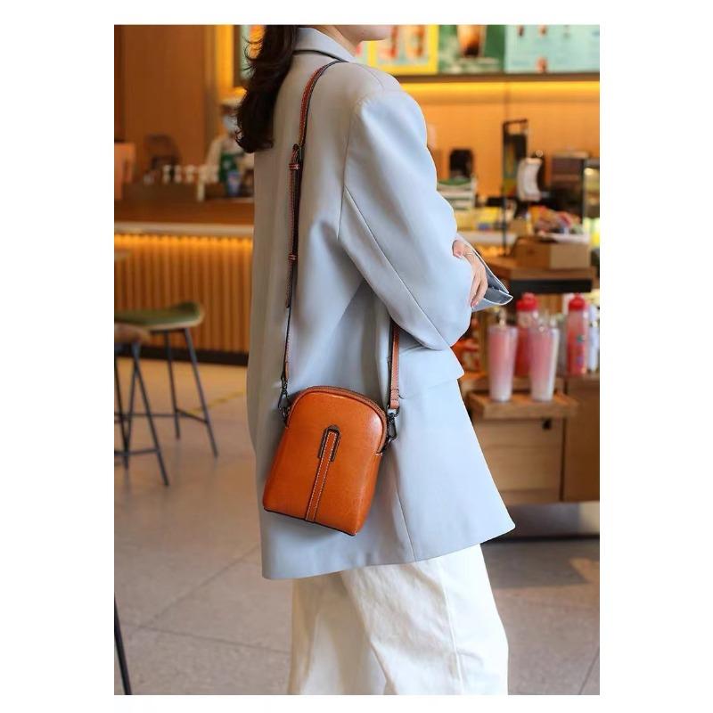 

Bag Women s New Leather Women s Bag Fashion Versatile Commuter Bag Shell Bag Niche Mini Shoulder Bag світло-коричневого кольору