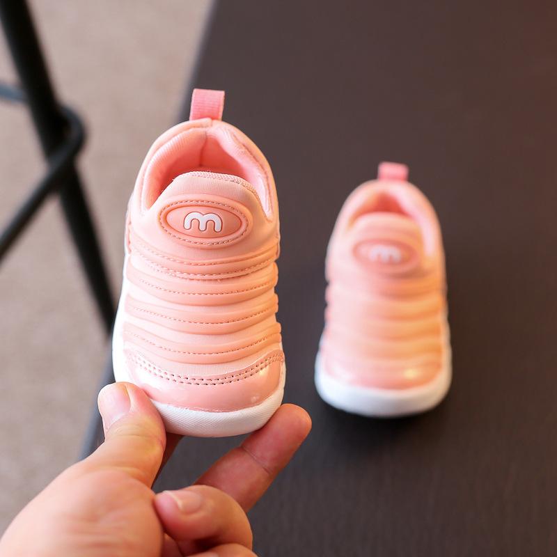 Frühling und Sommer neue Jungen und Mädchen, Raupen-Kindersportschuhe, Kinder-Baby-Kleinkindschuhe mit weicher Sohle