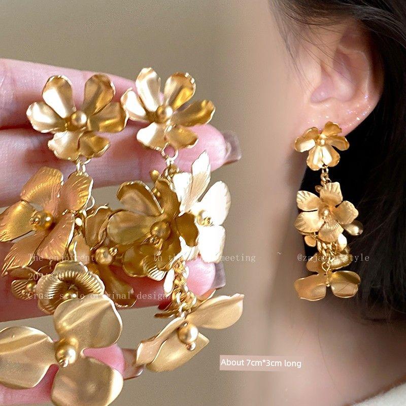 

Flower Pearl Tassel Earrings for Women, Elegant and Luxurious, High-End Earrings, European and American Style, Exaggerated, Face-Slimming Earrings A Pair of Matte Gold Flower Tassels