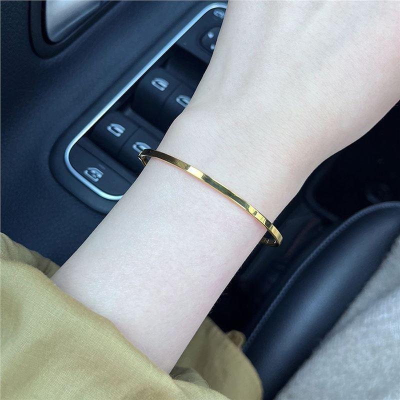 Luxury-Style Super Glittering Golden Shimmering Heritage Bracelet for Women - Simple Design with High-Quality Bracelet