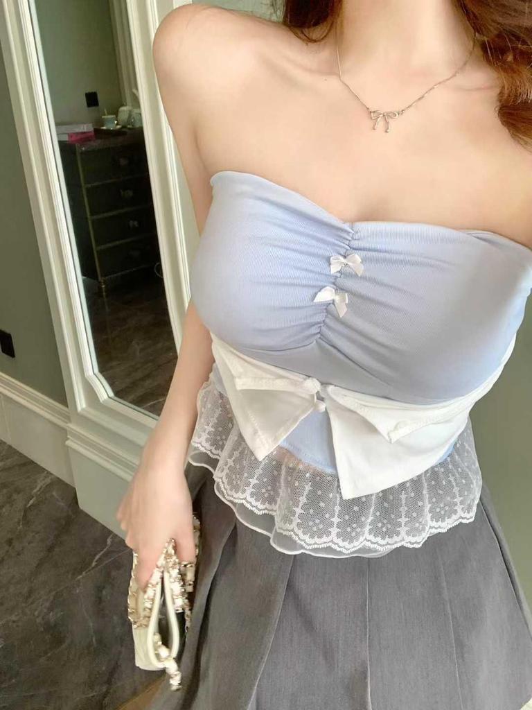 Scharfes Mädchen Ein-Schulter-Spitzenbesetztes Crop-Top mit Brustpolstern & Schleife