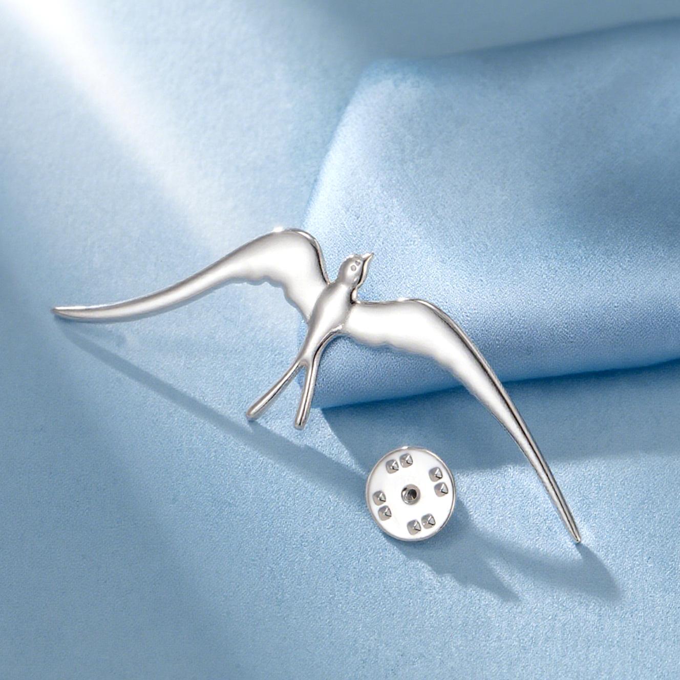 Dawapara Vintage Flying Swallow Brooch Good Luck Blessing Symbol Animal Totem Swallow Bird Lapel Pin Stainless Steel Accessories