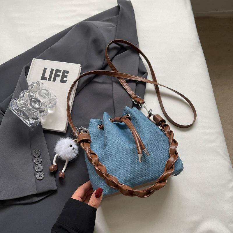 Drawstring Small Bag Women's Shoulder Messenger Bag 2025 Spring New Versatile Ins Foreign Denim Bucket Bag Tide