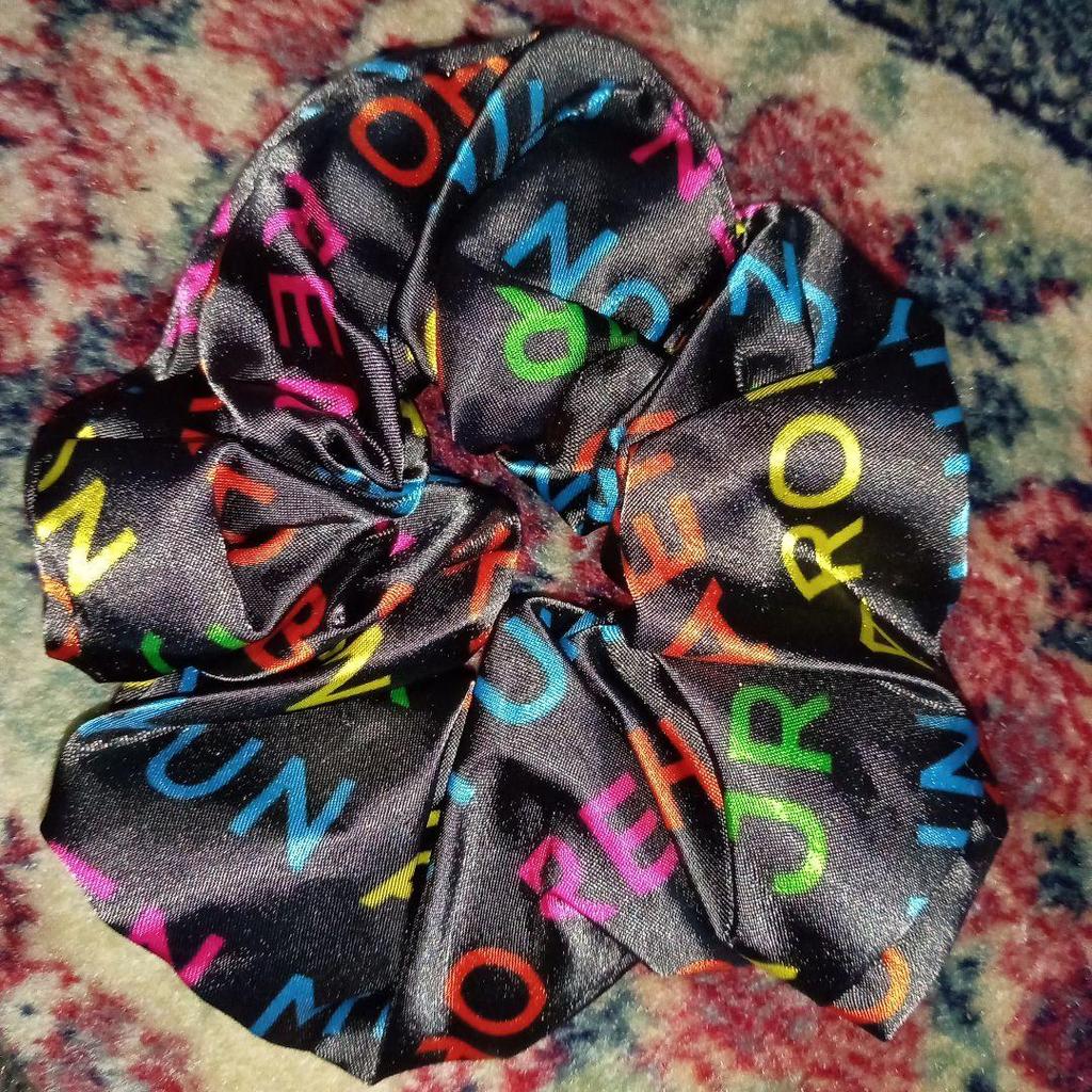 [USED] NU'EST Name Logo Scrunchie