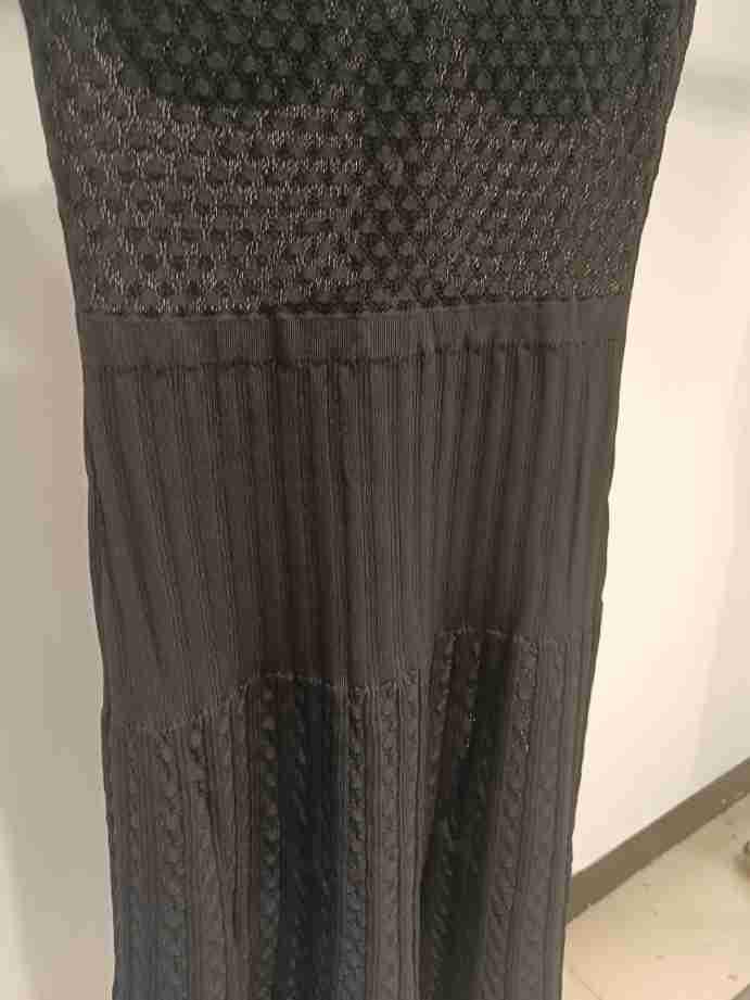 Bezrękawnikowa Sukienka w Stylu Light Luxury z Przerabianym Wzorem, Długa za Kolano, z Szerokim Rozkloszowaniem – Smukły, Elegancki Styl Damski