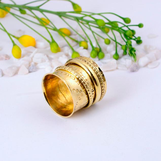 Hammered Brass Spinner Ring: A Textured and Fidget-Friendly Accessory for Meditation and Style
